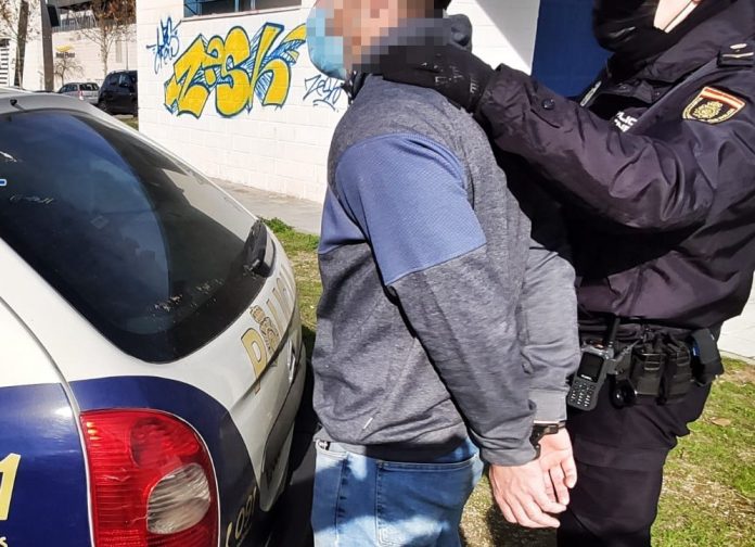 El detenido, justo antes de ser introducido en el coche patrulla de la Policía Nacional.