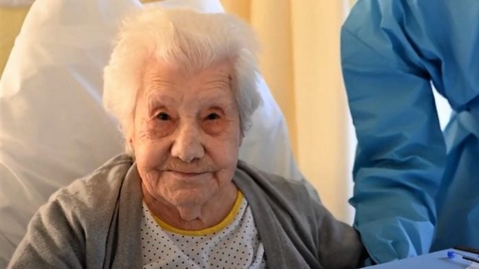 elena, con sus 104 años y ánimo para retomar la vida cotidiana tras superar el coronavirus.