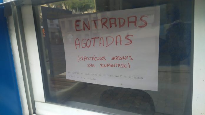 Letrero en la Plaza Mayor que anuncia que las entradas están agotadas.