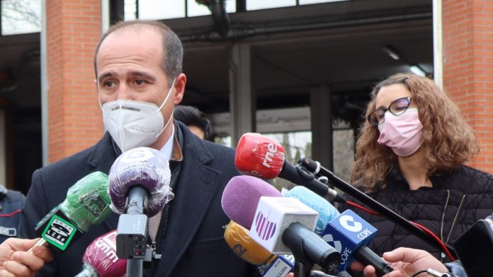 el alcalde de Guadalajara, ante los periodistas; detrás, la concejala Sara Simón.