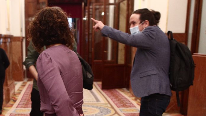 Montero e Iglesias, en un pasillo del Congreso.