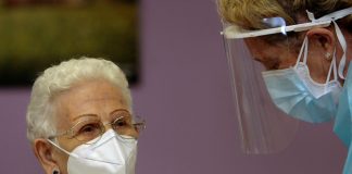 Araceli, de 96 años, primera persona vacunada contra el COVID-19 en España.