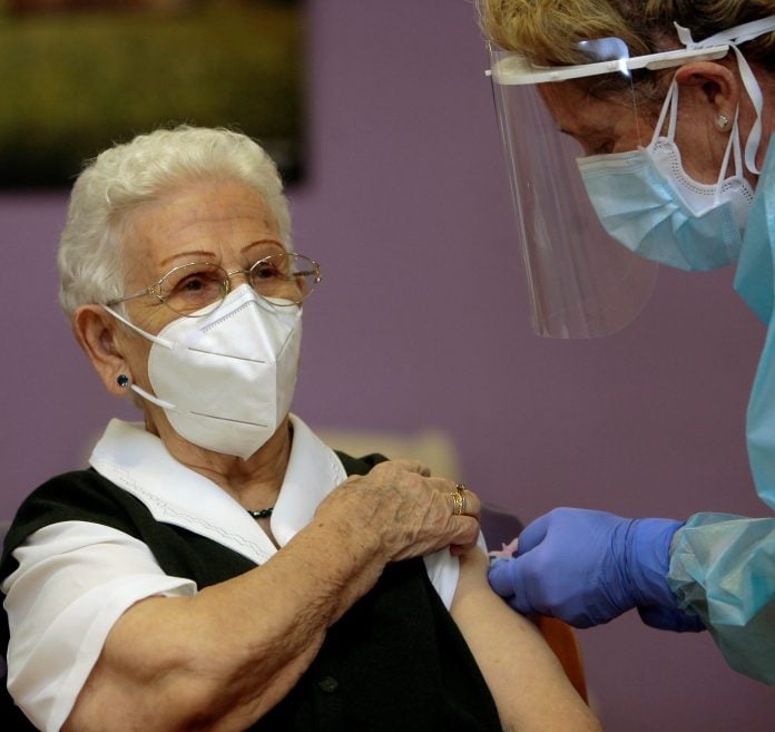 Araceli, de 96 años, primera persona vacunada contra el COVID-19 en España.