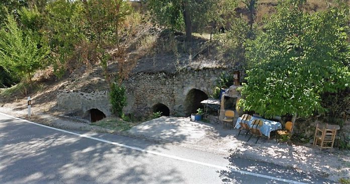 En algunos pueblos de Guadalajara, como Gárgoles de Abajo, las bodegas se alinean al pie de la carretera.