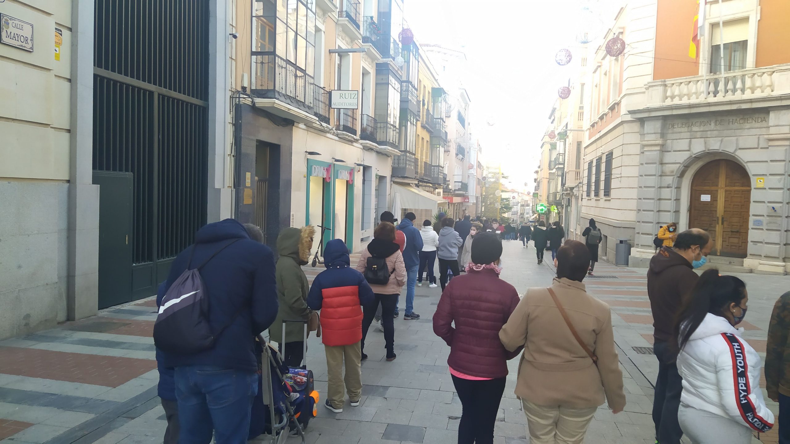 Cola en la Calle Mayor el martes, poco después de las cinco de la tarde. (Foto: La Crónic@)