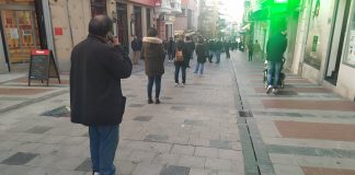 Se acabó el follón de la cola para los Reyes Magos de Guadalajara En la cola del martes, además de sus dimensiones más contenidas, se respetaban las distancias. (Foto: La Crónic@)