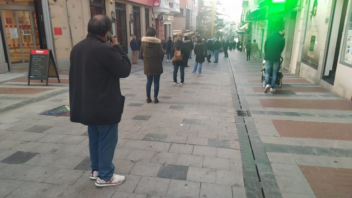 En la cola del martes, además de sus dimensiones más contenidas, se respetaban las distancias. (Foto: La Crónic@)