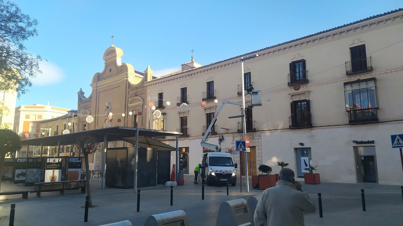 Este domingo aún se estaban instalando las luces de la Calle Mayor, que se estrenarán el lunes, 7 de diciembre. (Foto: La Crónic@)