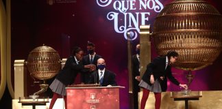 Dos de las niñas de la residencia de San Ildefonso cantan uno de premios de la Lotería de Navidad, durante la celebración del Sorteo Extraordinario de la Lotería de Navidad 2020 en el Teatro Real de Madrid (España), a 22 de diciembre de 2020. (Foto: EP)