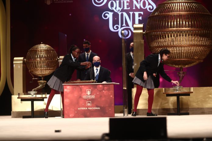 Dos de las niñas de la residencia de San Ildefonso cantan uno de premios de la Lotería de Navidad, durante la celebración del Sorteo Extraordinario de la Lotería de Navidad 2020 en el Teatro Real de Madrid (España), a 22 de diciembre de 2020. (Foto: EP)