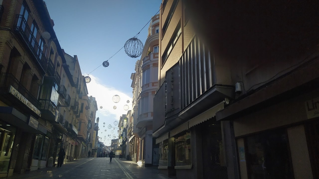 Esferas luminosas serán las que iluminen la Navidad en la Calle Mayor de Guadalajara este final del 2020. (Foto: La Crónic@)