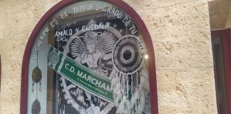 Las bufandas del CD Marchamalo se dejaban ver este martes incluso en algún escaparate de la capital, como ilustra la fotografía. (Foto: La Crónic@)