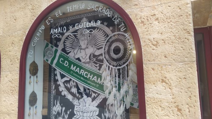 Las bufandas del CD Marchamalo se dejaban ver este martes incluso en algún escaparate de la capital, como ilustra la fotografía. (Foto: La Crónic@)