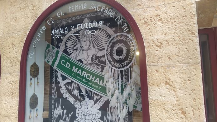 Las bufandas del CD Marchamalo se dejaban ver este martes incluso en algún escaparate de la capital, como ilustra la fotografía. (Foto: La Crónic@)