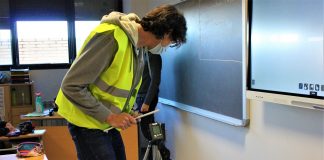 Medición del CO2 en las aulas del colegio de Yebes, en Valdeluz.