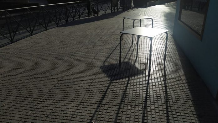 mesas-de-una-terraza Empezando a montar una terraza en diciembre de 2020 en una calle de Guadalajara. (Foto: La Crónic@)