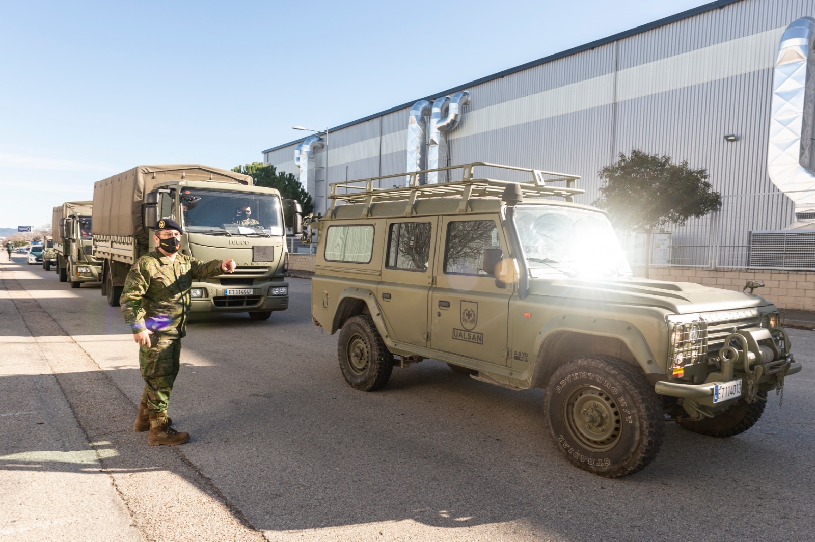 Convoy militar con vacunas desde la nave de Cabanillas del Campo. (Foto: Nacho Izquierdo)