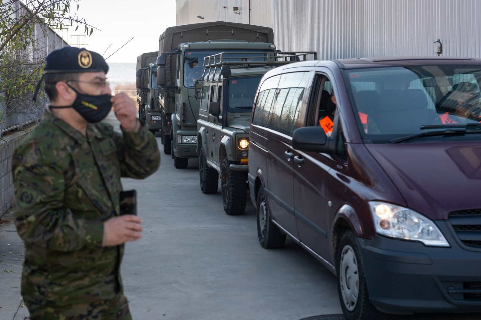 Convoy militar con vacunas desde la nave de Cabanillas del Campo. (Foto: Nacho Izquierdo)