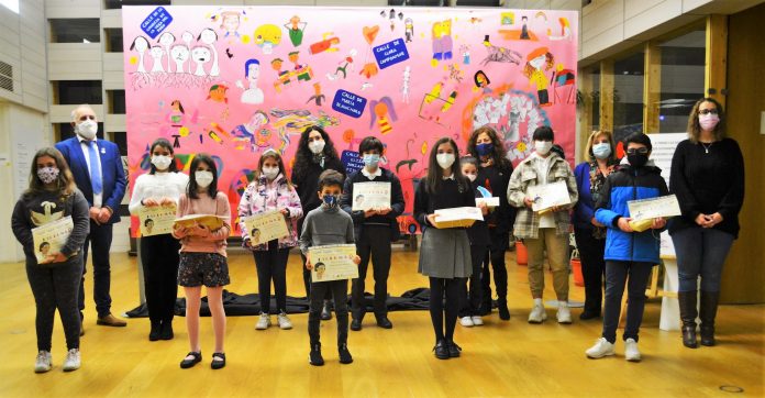 Los niños premiados en el Archivo Provincial.