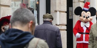 Mickey Mouse, entre los peatones de la Calle Mayor de Guadalajara el 11 de diciembre de 2020. (Foto: La Crónic@)