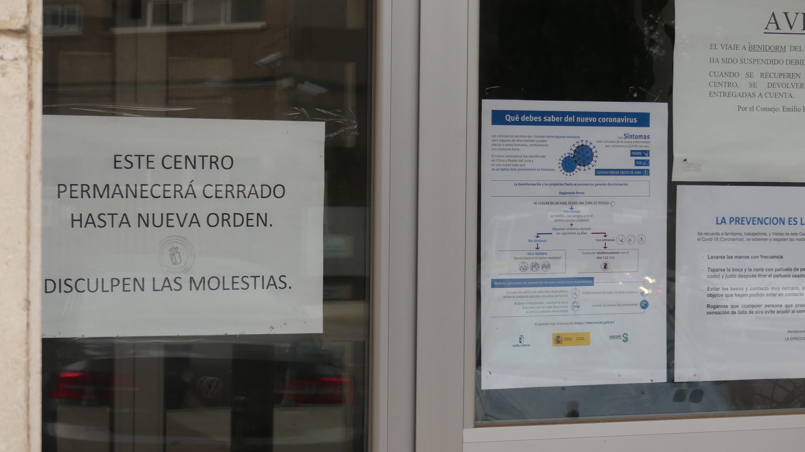 Acceso al Centro de Mayores de "Los Olmos", cerrado. (Foto: La Crónic@)