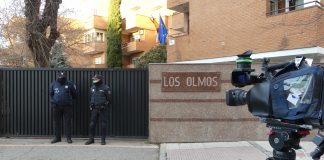 Periodistas y policías han coincidido este domingo ante la residencia de "Los Olmos", en Guadalajara. (Foto: La Crónic@)