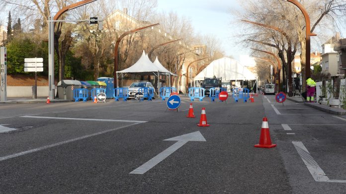 Montaje de la carpa para los Reyes Magos en la calle Toledo. (Foto: La Crónic@)