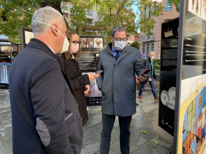 Con el código QR se puede obtener más información sobre la artesanía que se muestra en los paneles del Jardinillo.