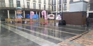 Atracciones navideñas en la plaza Mayor de Guadalajara, bajo la lluvia. (Foto: La Crónic@)