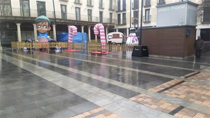 Atracciones navideñas en la plaza Mayor de Guadalajara, bajo la lluvia. (Foto: La Crónic@)