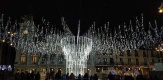 Grupos de personas bajo la iluminación navideña de la Plaza Mayor de Guadalajara en diciembre de 2020. (Foto: La Crónic@)
