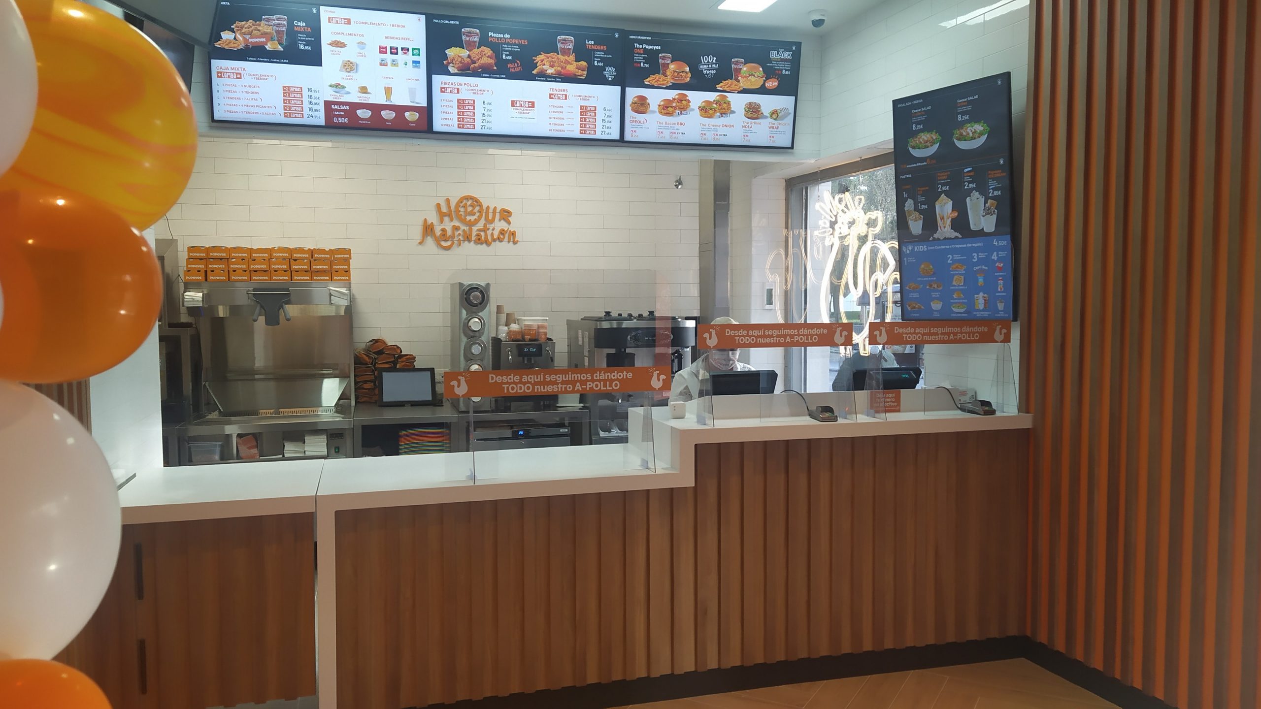 Interior de "Popeyes" en Guadalajara, en plena Plaza de Santo Domingo. (Foto: La Crónic@)