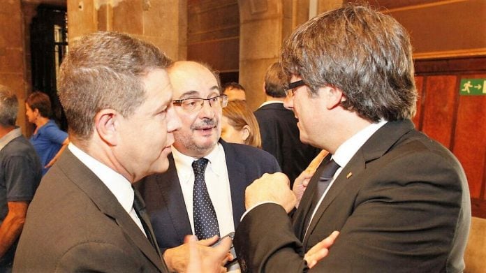 Page y Lambán con Puigdemont en una de las pocas fotos que comparten.