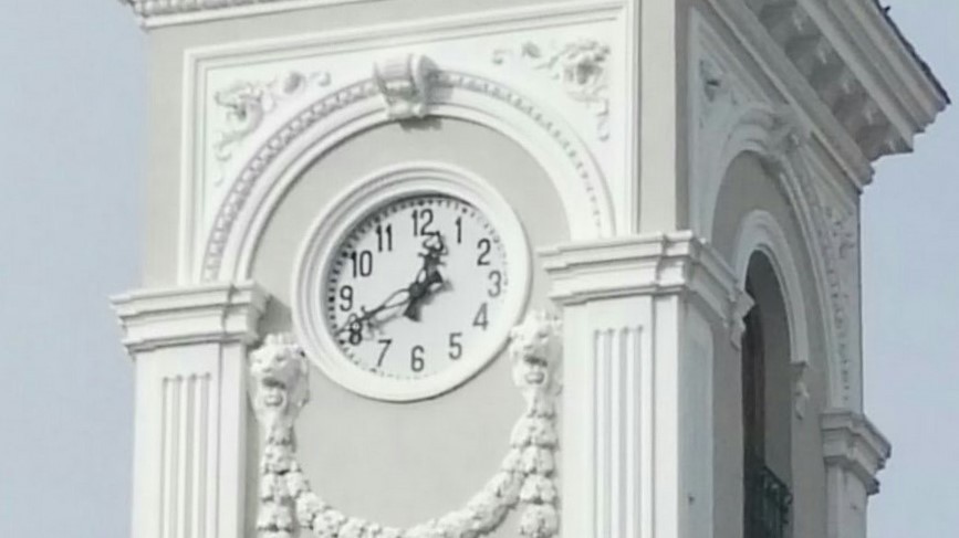 Una de las esferas del reloj del Ayuntamiento de Guadalajara. (Foto: La Crónic@)