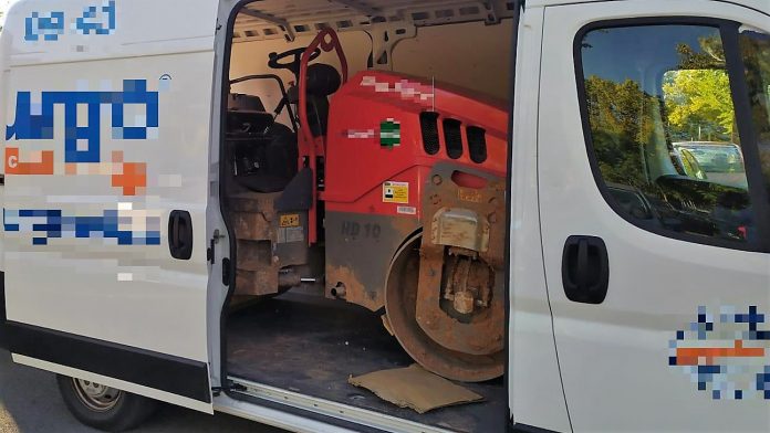 La apisonadora robada en Cabanillas, dentro de la furgoneta donde fue encontrada.