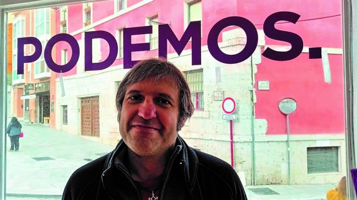Alfredo Vicente Ruano en la sede de Podemos en la Plazuela de Don Pedro.