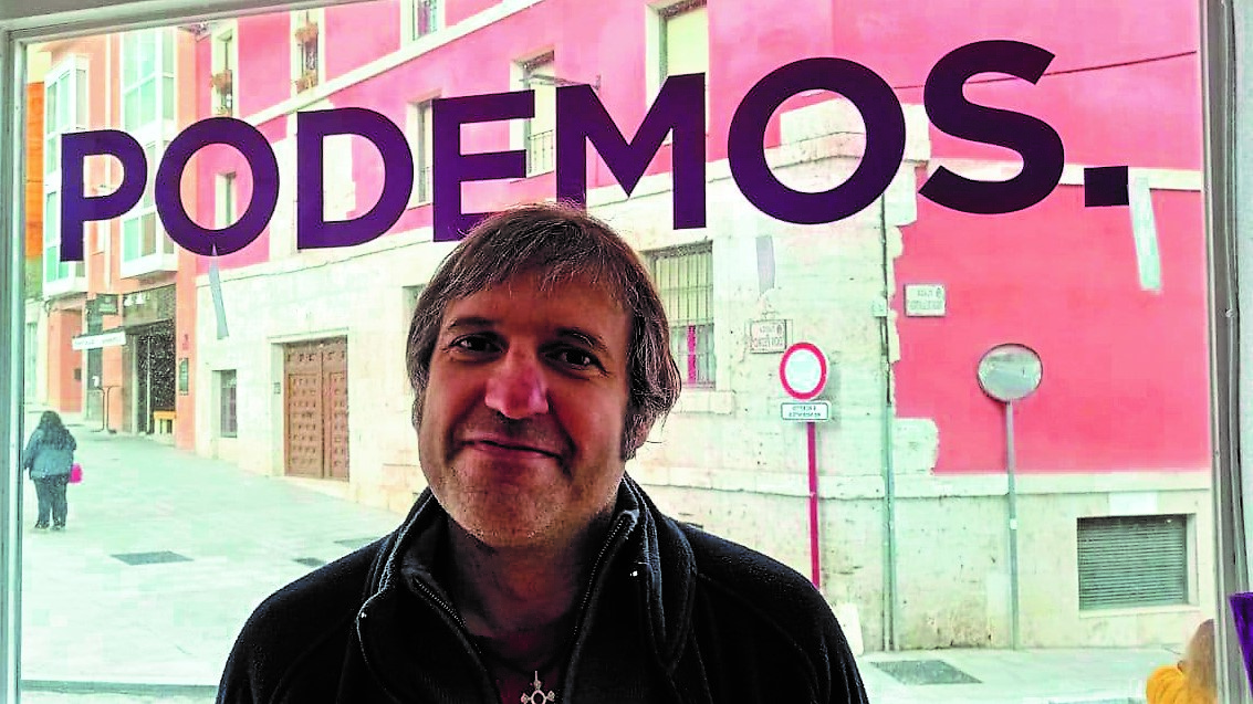 Alfredo Vicente Ruano en la sede de Podemos en la Plazuela de Don Pedro.