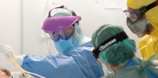 Sanitarios con un enfermo de COVID-19.