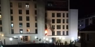 Llamas y humo saliendo de la primera planta del edificio de la calle Ana Mariscal, en Guadalajara.