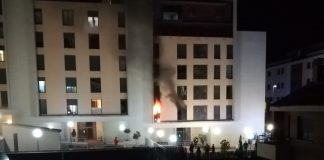 Llamas y humo saliendo de la primera planta del edificio de la calle Ana Mariscal, en Guadalajara.