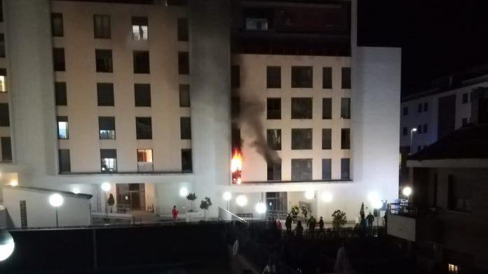 Llamas y humo saliendo de la primera planta del edificio de la calle Ana Mariscal, en Guadalajara.