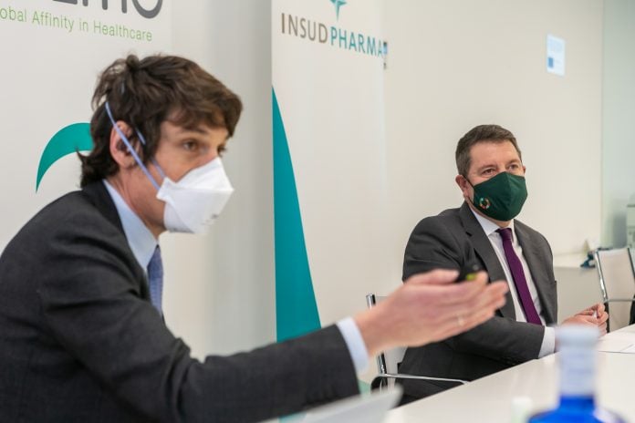 Visita a los Laboratorios CHEMO Sigman, durante una reciente visita de García-Page y Salvador Illa a los laboratorios de Azuqueca de Henares.