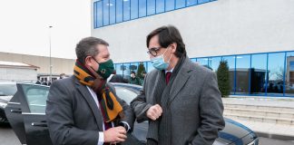 Salvador Illa y Emiliano García-Page se saludan este miércoles en Azuqueca de Henares.