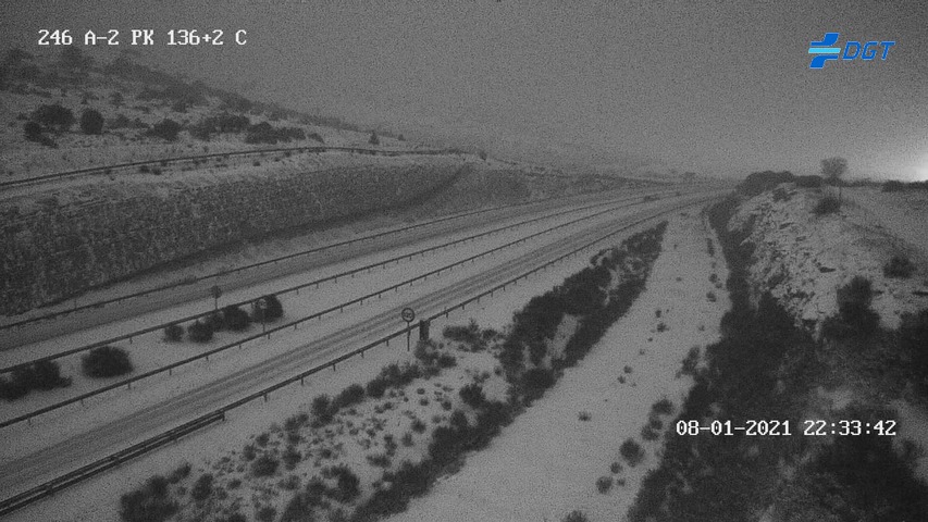 Estado de la A.2 en el límite de la provincia de Guadalajara, la noche del viernes. (Foto: DGT)