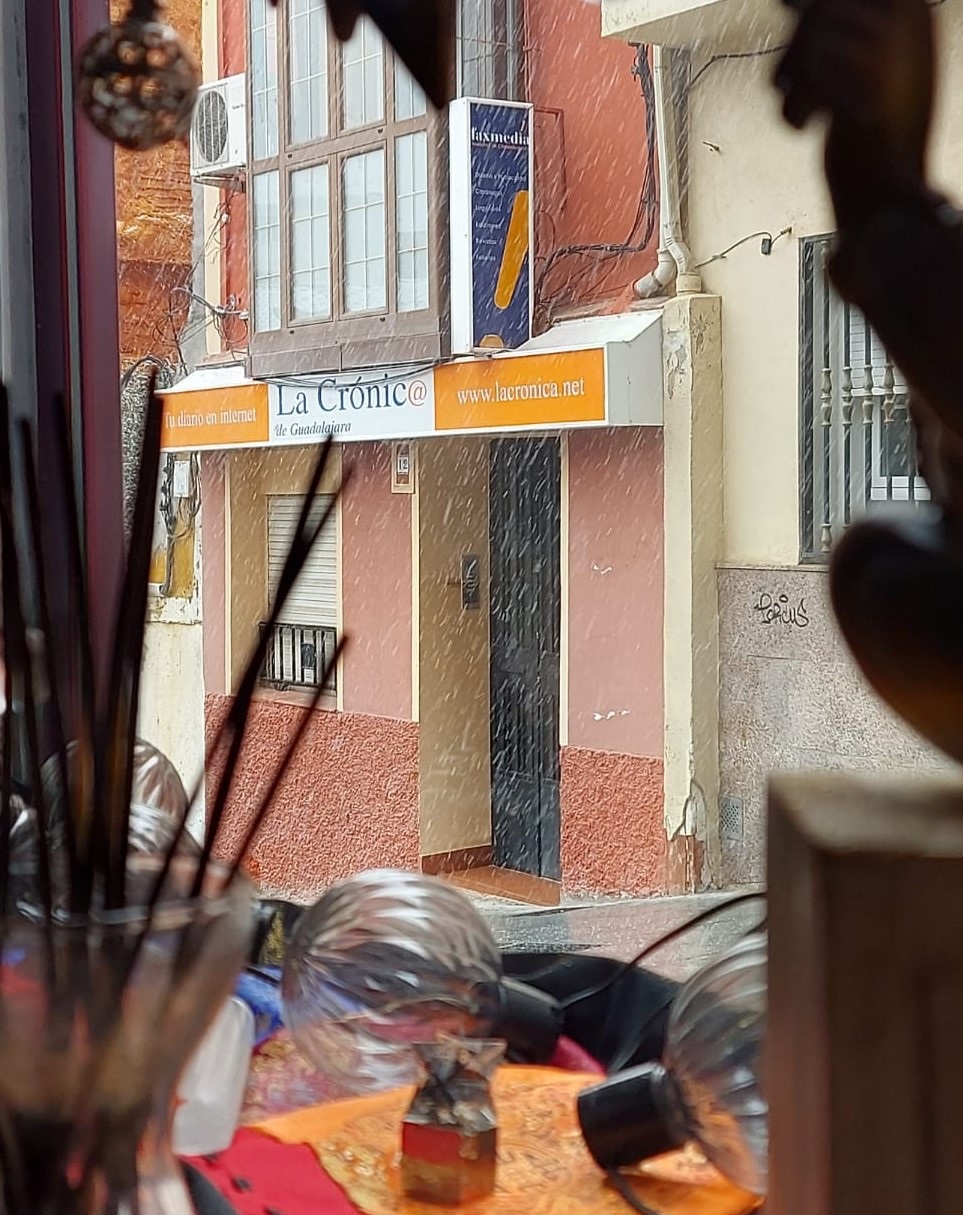 La redacción de LA CRÓNICA desde el establecimiento "Ariazna", en la calle Pintor Antonio del Rincón, al comienzo de la nevada del viernes. (Foto: Beatriz Alcázar)