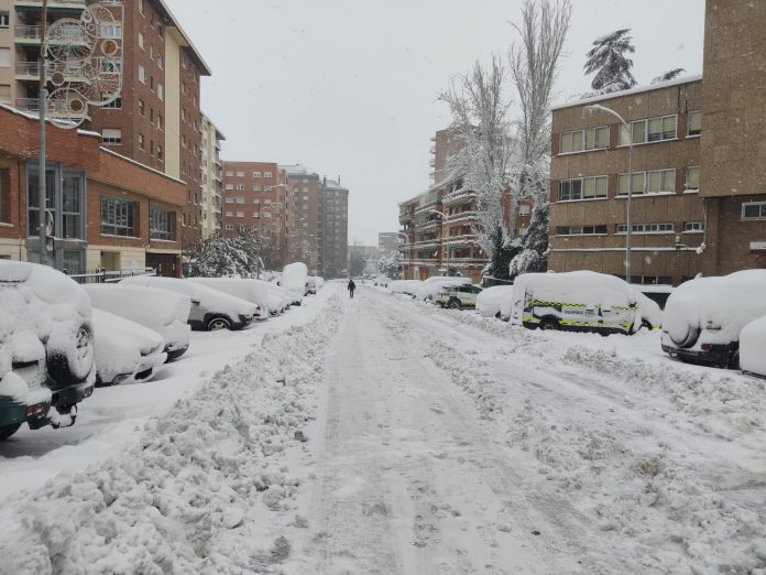 Consecuencias de la nevada en la avenida de Castilla, en Guadalajara, en la mañana del sábado, 9 de enero de 2021. (Foto: A. M. / La Crónic@)