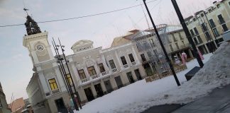 El Ayuntamiento de Guadalajara a primera hora del 14 de enero de 2021, aún rodeado de nieve. (Foto: La Crónic@)