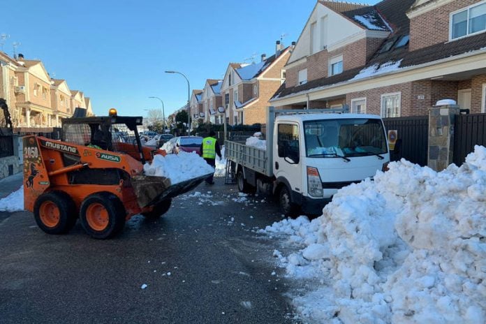 Retirada de nieve y hielo en Azuqueca.