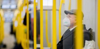 Usuario del metro de Berlín, con una mascarilla del tipo FFP2. (Foto: AP - Christoph Soeder)
