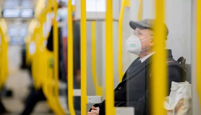 Usuario del metro de Berlín, con una mascarilla del tipo FFP2. (Foto: AP - Christoph Soeder)